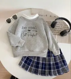 グレー スウェットシャツ & チェックスカート