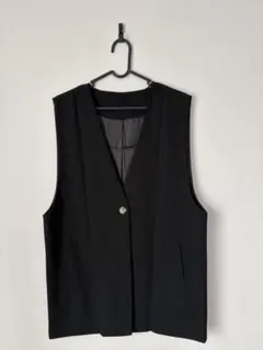 ブラック　ノーカラーベスト　ボタン付き