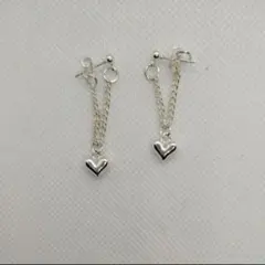 ぷっくりハートの揺れるピアス　シルバー色