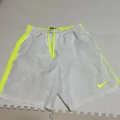 Nike ホワイトショートパンツ M