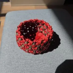 赤と薄い焦げ茶の小型円形収納バスケット