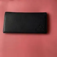 ブラックレザー長財布 エンボスロゴ付き