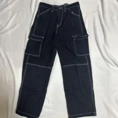 黒のデニムカーゴパンツ
