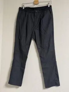 BEAMS ブラック タック入りポリエステルパンツ