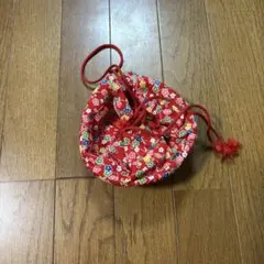 赤い花柄の和装用バッグ