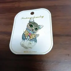 猫のストーン付きブローチ