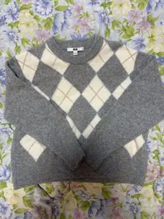 グレーとホワイトのアーガイルセーター