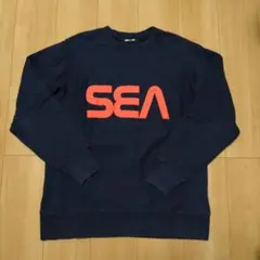 キムタク着 WIND AND SEAスペースロゴ スウェット ネイビー×オレンジ