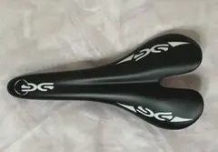 週末SALE✨自転車用 サドル ブラック 軽量 スポーツサドルのサムネイル