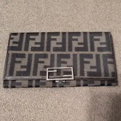 FENDI フェンディ　二つ折り財布 ブラウン キャンバス　ズッカ柄