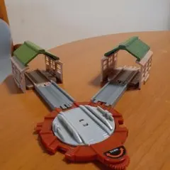 カプセルプラレール　転車台　車庫2個セット　ガチャ　トーマス