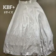KBF+ ケービーエフプラス ロングスカート アイボリー ホワイト　Sサイズのサムネイル
