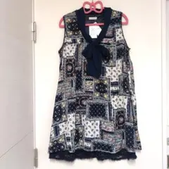 アクシーズファム パッチワーク柄ボータイひざ丈ワンピースのサムネイル