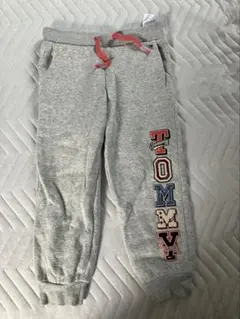 TOMMY HILFIGERグレー プリント入り ボトムス 104