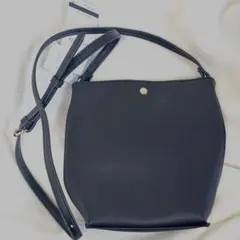 黒い合成皮革ショルダーバッグ