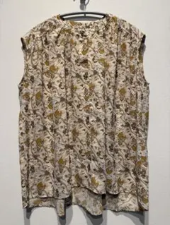 柄物ノースリーブブラウス