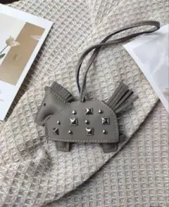 グレーの馬形スタッズキーホルダー