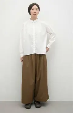 新品　サンバレー製品染めコットン平織ギャザーシャツ　オフシロのサムネイル