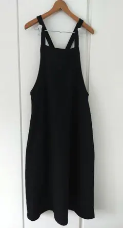 裏起毛の黒のサロペットスタイルロングスカート