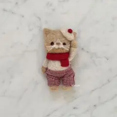 羊毛フェルト　ねこさんブローチ　あかマフラー&オフホワイトベレー帽