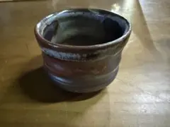 陶器の茶色と青のグラデーションの器
