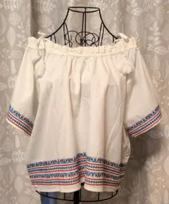 【FREAK'S STORE】オフショルダー刺繍トップス