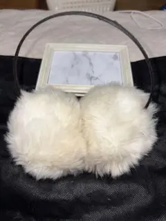 ニ*ん様 GUCCI GGエンボス イヤーマフ ホワイト✨レア品✨ - メルカリ