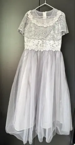 グレーの刺繍入りチュールドレス