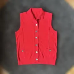 赤いノースリーブニットベスト