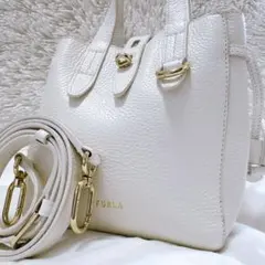 ✨現行ロゴ 極美品✨ フルラ ネット S ホワイト レザー 2wayのサムネイル