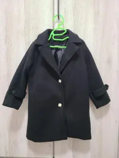 ボタン付きブラックコート