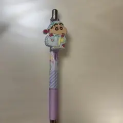 クレヨンしんちゃん パジャマ姿 マスコット付きボールペン 紫色