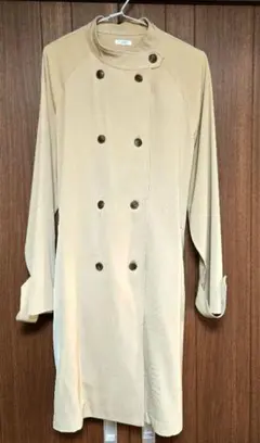 ベージュ ダブルブレスト トレンチコート