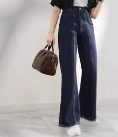 最旬美脚デニム。裾フリンジセミフレアデニムパンツ