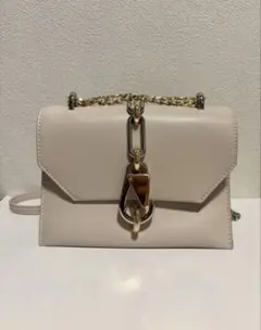 CHARLES & KEITH ベージュショルダーバッグのサムネイル