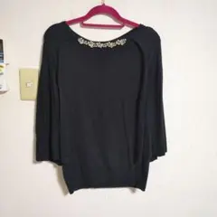 黒のビーズ装飾フレアスリーブニット（ケープ付きニット）
