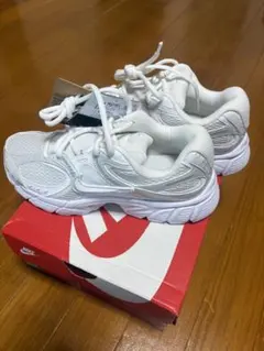 NIKE スニーカー HQ7901-101 23センチ