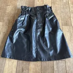 黒いレザー風タイトスカート