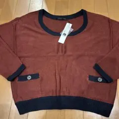 ボタン付きポケットのニットセーター