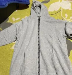 グレー フルジッパーパーカーとスウェットパンツ セット