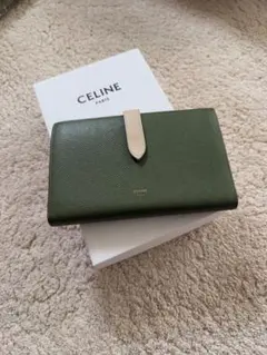 CELINE ミディアム ストラップ ウォレット 二つ折り財布 グリーン系 CELINE グリーンレザー 二つ折り財布 - メルカリ