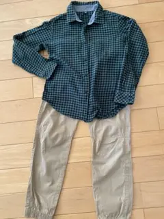 H&Mのパンツ&UNIQLOチェック柄長袖シャツ