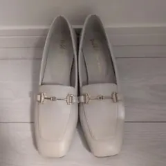 ライトグレー ローファー 金属バックル付き