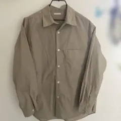 ベージュ 長袖シャツ 胸ポケット付き