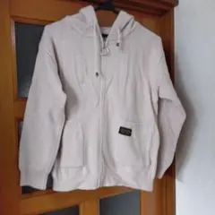 ベージュ フロントポケット付きパーカー