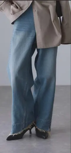 ADAM ET ROPE 36 ワイドデニムパンツ カットオフ スリットのサムネイル