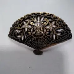 金色の扇形ブローチ
