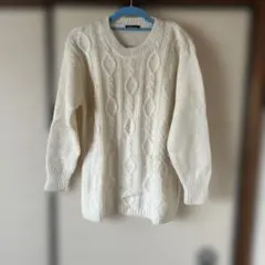 ホワイト　ケーブル編み ニットセーター