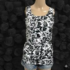 白黒バラ柄タンクトップ 背面クロス 量産型 ダークコア グランジ