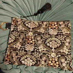 インド刺繍とフェイクレザーポーチ　21×16　黒　植物　タッセル　丸カラビナ付き